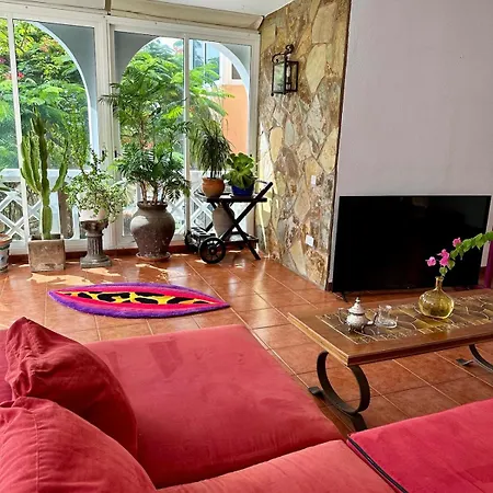 Cosy Ocean View & Garden شقة *