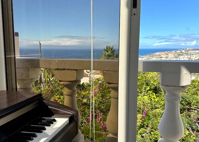 Cosy Ocean View & Garden Apartment